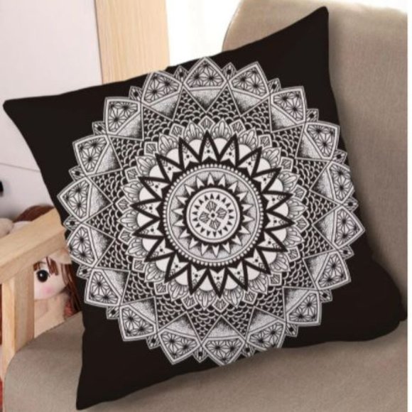 Mandala print throw pillow - Picture 3 of 4